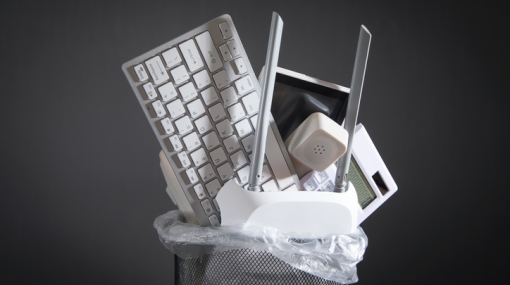 חשיבות פינוי פסולת אלקטרונית לעסקים: סיכונים, רגולציה ותשתיות טיפול